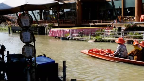 Pasar Terapung Pattaya. Kapal Wisatawan Kecil Wooden bergerak di sepanjang air. Thailand — Stok Video