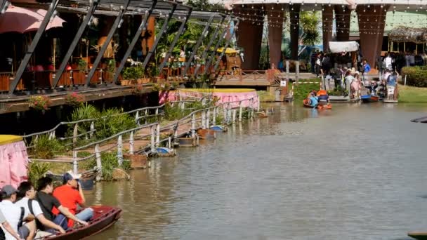 Pasar Terapung Pattaya. Kapal Wisatawan Kecil Wooden bergerak di sepanjang air. Thailand — Stok Video