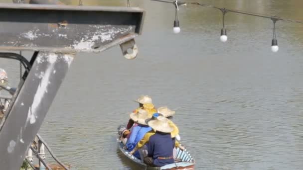 Pattaya Floating Market. Μικρά τουριστικά ξύλινη βάρκα κινείται κατά μήκος του νερού. Ταϊλάνδη — Αρχείο Βίντεο