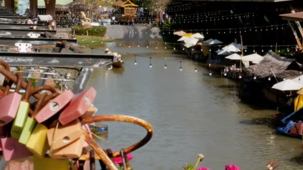 Marché flottant de Pattaya. Bateau en bois touristique se déplaçant le long de l'eau. Thaïlande, Asie — Video