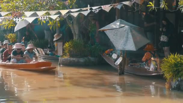 Pattaya Floating Market. Piccola barca turistica in legno che si muove lungo l'acqua. Tailandia — Video Stock