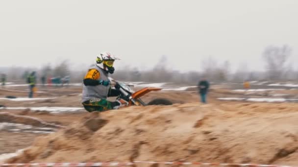 Motocross. Carreras todoterreno en bicicletas de enduro. Movimiento lento — Vídeos de Stock