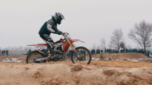 Motocross. Carreras todoterreno en bicicletas de enduro. Movimiento lento — Vídeo de stock