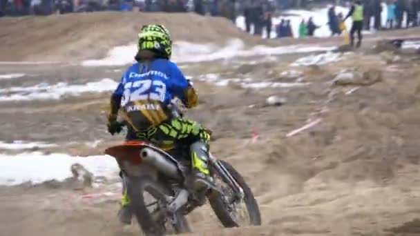 Motocross. Course hors route sur vélos d'enduro. Mouvement lent — Video