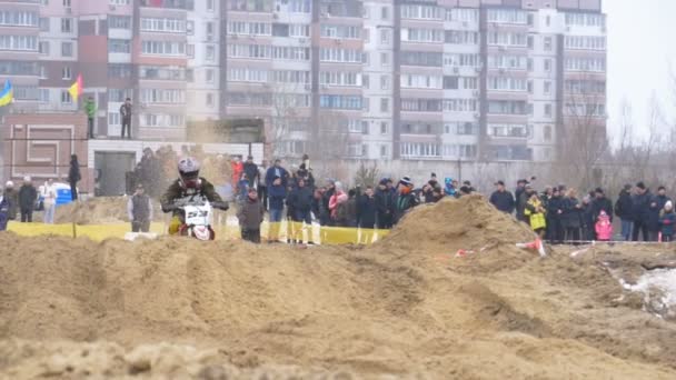 Мотокросс. Внедорожные гонки на эндуро-байках. Медленное движение — стоковое видео