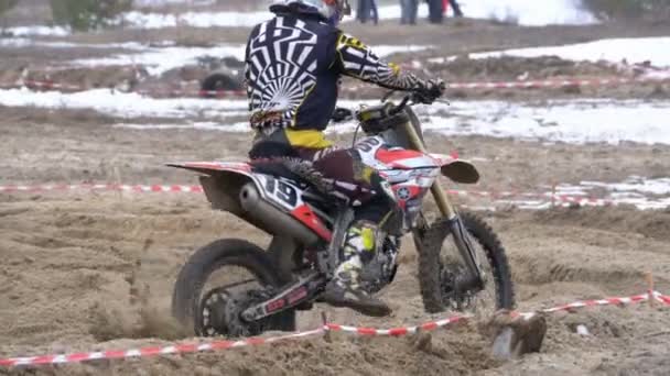 Motocross. Carreras todoterreno en bicicletas de enduro. Movimiento lento — Vídeo de stock