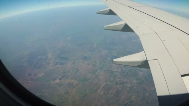 Vista desde la ventana de un avión a reacción en el paisaje de la ciudad de Bangkok — Vídeo de stock