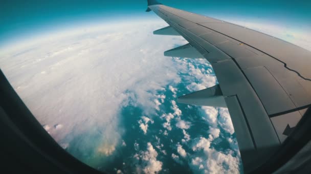 Vue de la fenêtre de l'avion sur un paysage de nuages — Video
