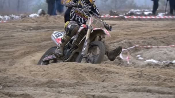 Motocross. Corrida off-road em bicicletas de enduro. Movimento lento — Vídeo de Stock