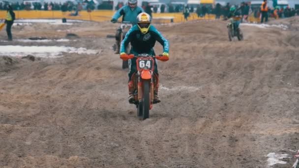 Motocross. Corrida off-road em bicicletas de enduro. Movimento lento — Vídeo de Stock