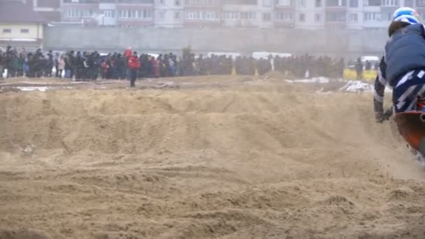 Motocross. Carreras todoterreno en bicicletas de enduro. Movimiento lento — Vídeo de stock