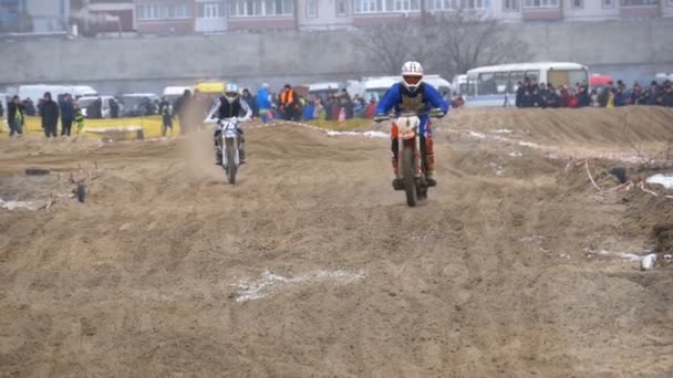 Motocross. Offroad-Rennen auf Enduro-Bikes. Zeitlupe — Stockvideo