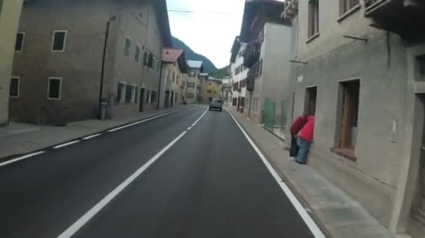 Motorcyklisten åker genom de smala franska gatorna. Första personens syn — Stockvideo