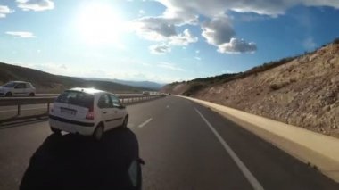 Motosikletçi ile bir güzel manzara çöl yolda İspanya gidiyor. Birinci şahıs bakış