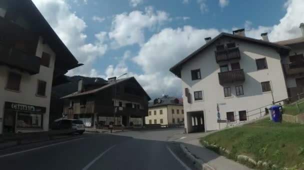 De motorrijder rijdt in Mountains Road door de smalle straten van Italië. Eerste persoon bekijken — Stockvideo