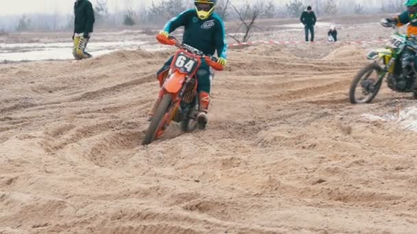 Motocross. Corrida off-road em bicicletas de enduro. Movimento lento — Vídeo de Stock