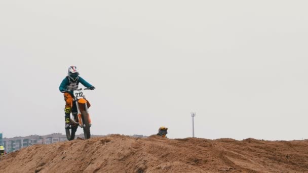 Motocross. Cavaleiros a saltar. Corrida off-road em bicicletas de enduro. Movimento lento — Vídeo de Stock