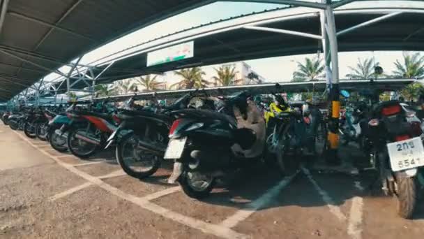 Andar de moto no estacionamento na Tailândia, perto do Shopping Center — Vídeo de Stock