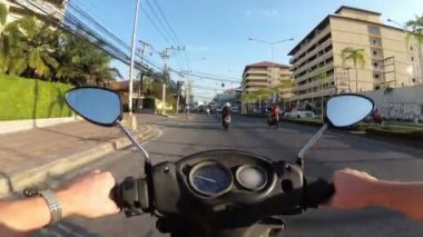 Asya trafik yol boyunca bir motosiklet sürme. Tayland, Pattaya