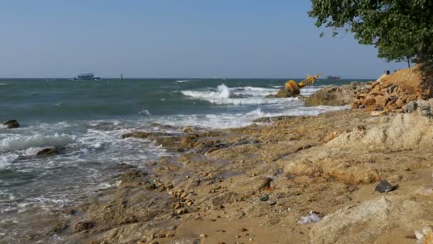 Old Rusty Yellow Buoy si trova sulla riva di una spiaggia rocciosa. Thailandia. Pattaya. Asia — Video Stock