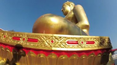 Büyük altın Buddha heykeli kamera düzgün hareket. Tayland