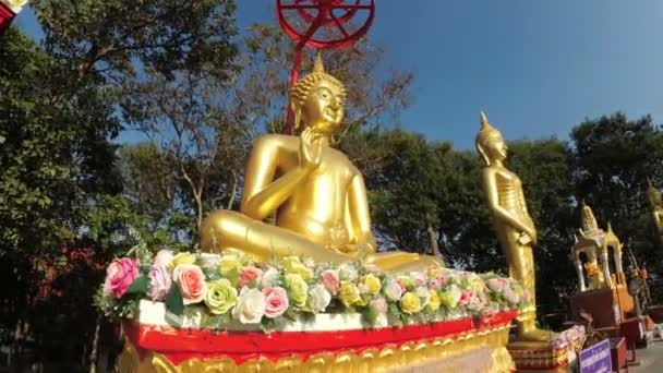 Steadicam Shot tempel van grote gouden Boeddha, Pattaya. Thailand. — Stockvideo