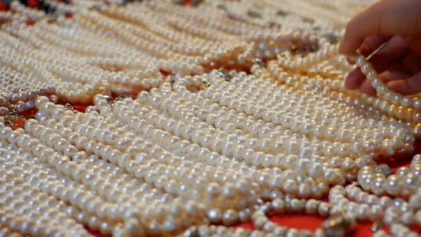 Collares de perlas y recuerdos en el mercado nocturno de Jomtien. Tailandia. Pattaya — Vídeos de Stock