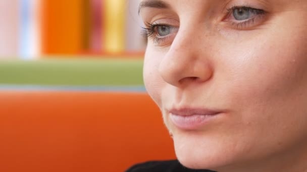 Mujer joven comiendo papas fritas en el restaurante — Vídeo de stock