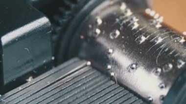 Müzik kutusu mekanizması döner