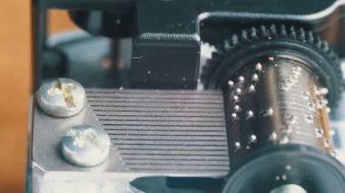 Müzik kutusu mekanizması döner