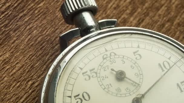 Cronômetro branco vintage no fundo estrutural marrom gira a seta — Vídeo de Stock