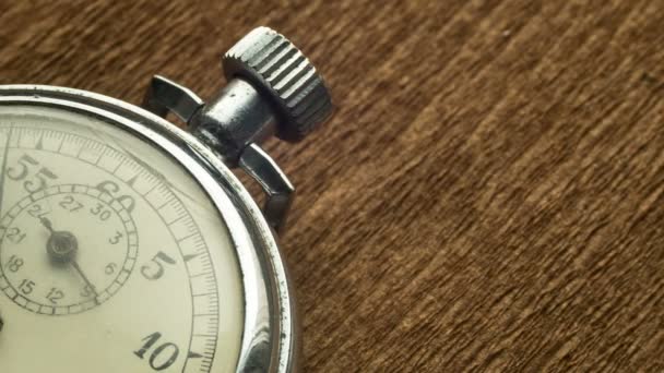 Cadran Vintage chronomètre blanc sur le fond structurel brun tourne la flèche — Video