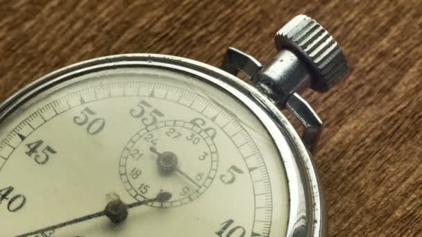 Vintage Dial cronómetro blanco en el fondo estructural marrón gira la flecha — Vídeos de Stock