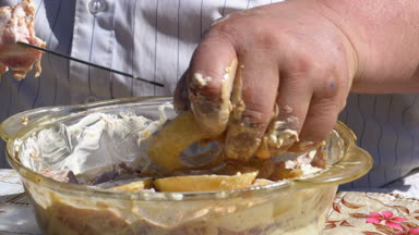 Şişman adam salamura et bir şiş şiş kebap için koyar