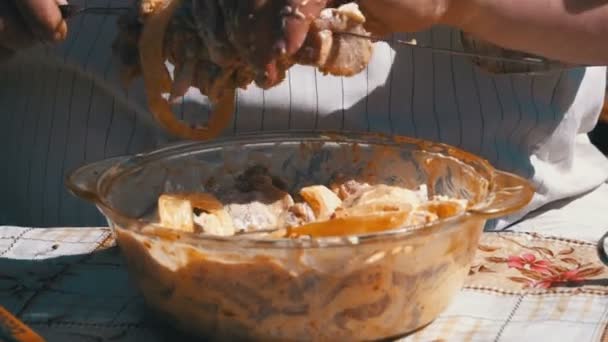 Fat Man pone la carne en escabeche en un pincho para un shish kebab — Vídeos de Stock