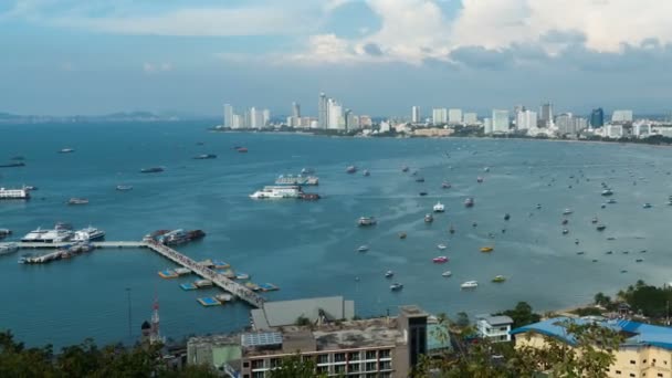 Panoramisch uitzicht van Pattaya City Beach op Pratumnak oogpunt. Thailand — Stockvideo
