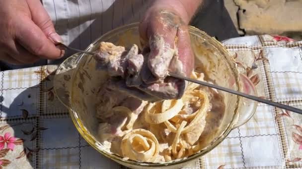 Fat Man Puts the Marinated Raw Meat on a Skewer for a Shish Kebab on Nature (en inglés). Moción lenta — Vídeo de stock