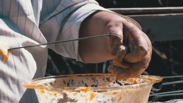 Fat Man Puts the Marinated Raw Meat on a Skewer for a Shish Kebab on Nature (en inglés). Moción lenta — Vídeos de Stock