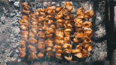 Doğada bir ateşte şiş üzerinde şiş kebap hazırlama Üstten Görünüm