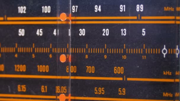 ヴィンテージ受信機の規模でアナログ ラジオ ダイヤル周波数をチューニング — ストック動画