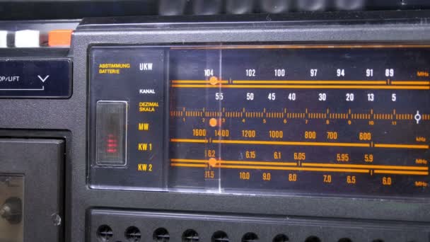 Abstimmung der analogen Radiofrequenz auf Skala des Vintage-Empfängers — Stockvideo
