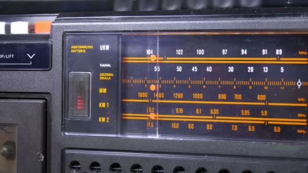 Tuning Analog Radio Dial frekvens skala av Vintage mottagare — Stockvideo