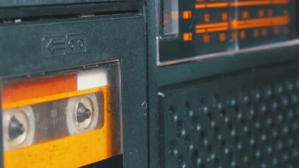 A Cassete de Áudio Amarela Vintage no Gravador de Fita Gira — Vídeo de Stock