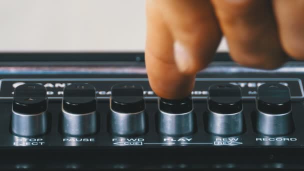 Premere il pulsante Play su un registratore di nastri vintage — Video Stock