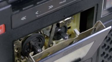 Ses kasetleri kaset çalar yerleştirin ve oyun itmek, Durdur düğmeleri
