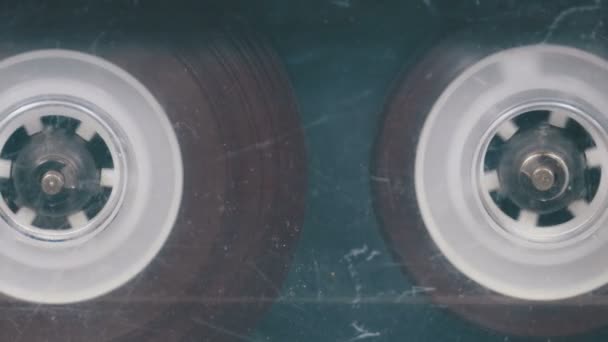 Die alte Audiokassette im Tonbandgerät rotiert — Stockvideo