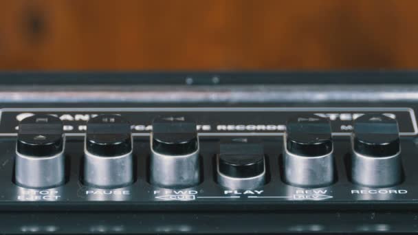 Πάτημα του κουμπιού σε ένα μαγνητόφωνο, Play, Stop, Rec, ff, Rew — Αρχείο Βίντεο
