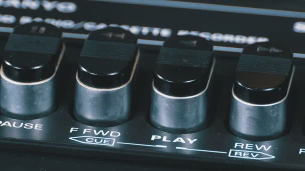 Pulsando el botón Play en un grabador de cinta Vintage — Vídeo de stock