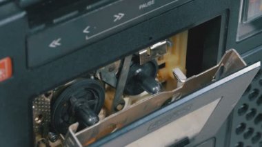 Ses kasetleri kaset çalar yerleştirin ve oyun itmek, Durdur düğmeleri