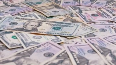 Farklı mezheplerin Amerikan dolar faturaları masanın üstüne düşmek